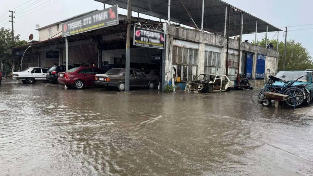 Muğla’yı Sağanak Felç Etti! Vatandaşlar Fethiye Sokaklarında Botla Gezdi 6